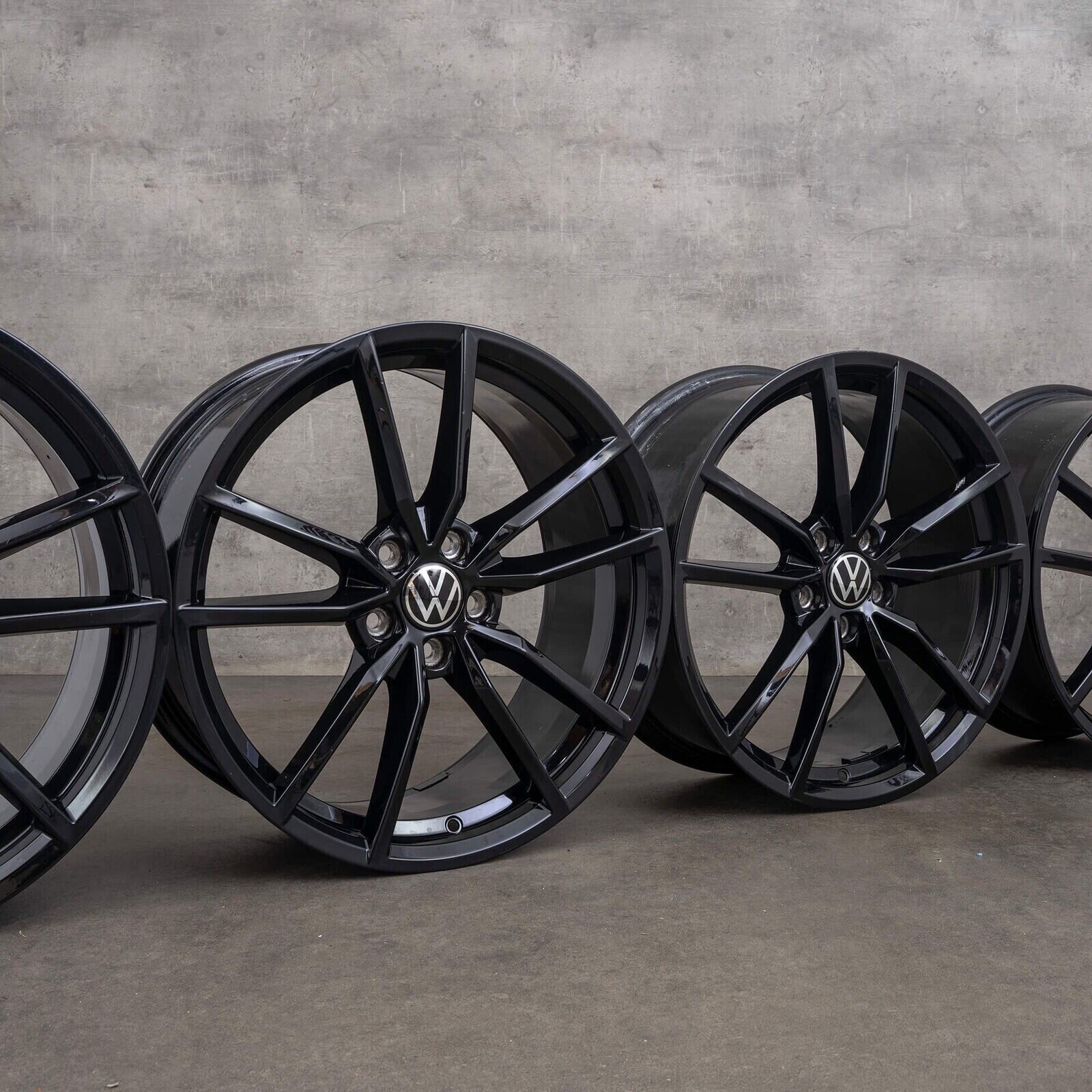 jante neuve 19' 5x112 ET45 pour VW GOLF black gloss + cache 8x19"